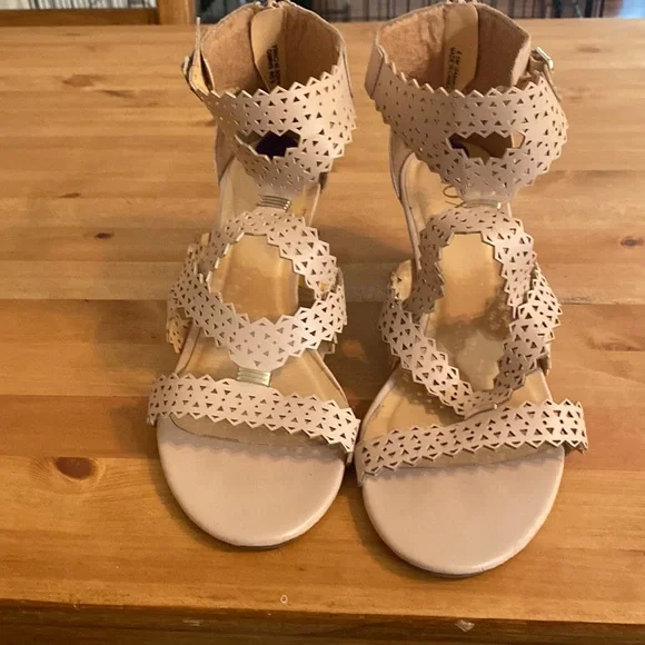 Blush pink dress shoes worn a couple of times. In good condition - Picture 2 of 6